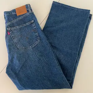 Levi’s ”high loose” jeans storlek W28 L33 men uppsydda (av Levi’s skräddare) så skulle säga L30-31.