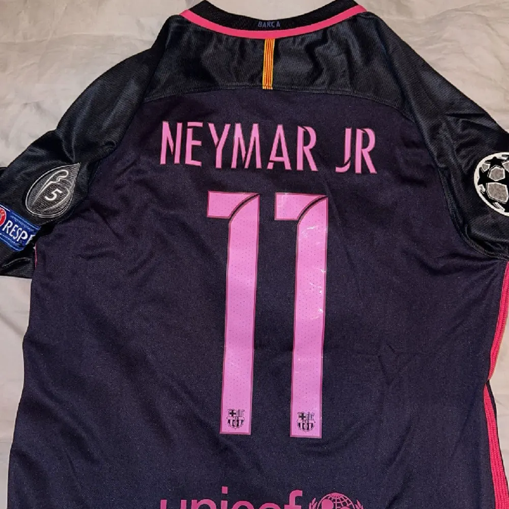 Säljer min Neymar Jr tröja från säsongen 16/17. Detta var Barcas bortatröja under säsongen. Skicket är i princip nytt, prislappen sitter kvar. Tyvärr inget kvitto. Storlek Medium. Perfekt för Barca fans som vill ha in en riktigt snygg tröja.. T-shirts.