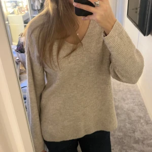 V-ringad tröja - Jättefin beige stickad tröja som jag säljer pågrund av att den inte kommer till användning. Nopprig, men ingen annan defekt