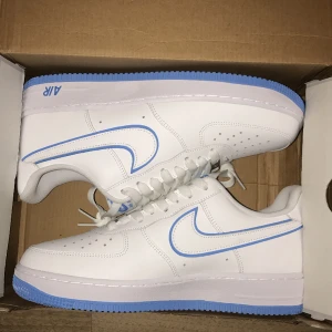 Af1 med box - Hej nu säljer jag mina Af1 White/universisty blue då de inte passar mig. Dem är knappt använda. Jag drar av priset då boxen är lite skadad, pappret som är i boxen inte finns samt färgen på ena skon är skadad. Inköpt från Zalando för 1400. Ej kvitto