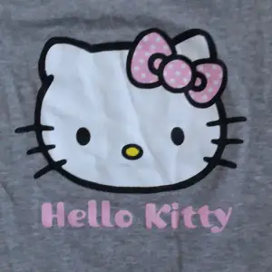 Jätte gulligt hello Kitty linne i storlek M. Säljer eftersom det är för stort för mig och är bara använd ett par gånger💗