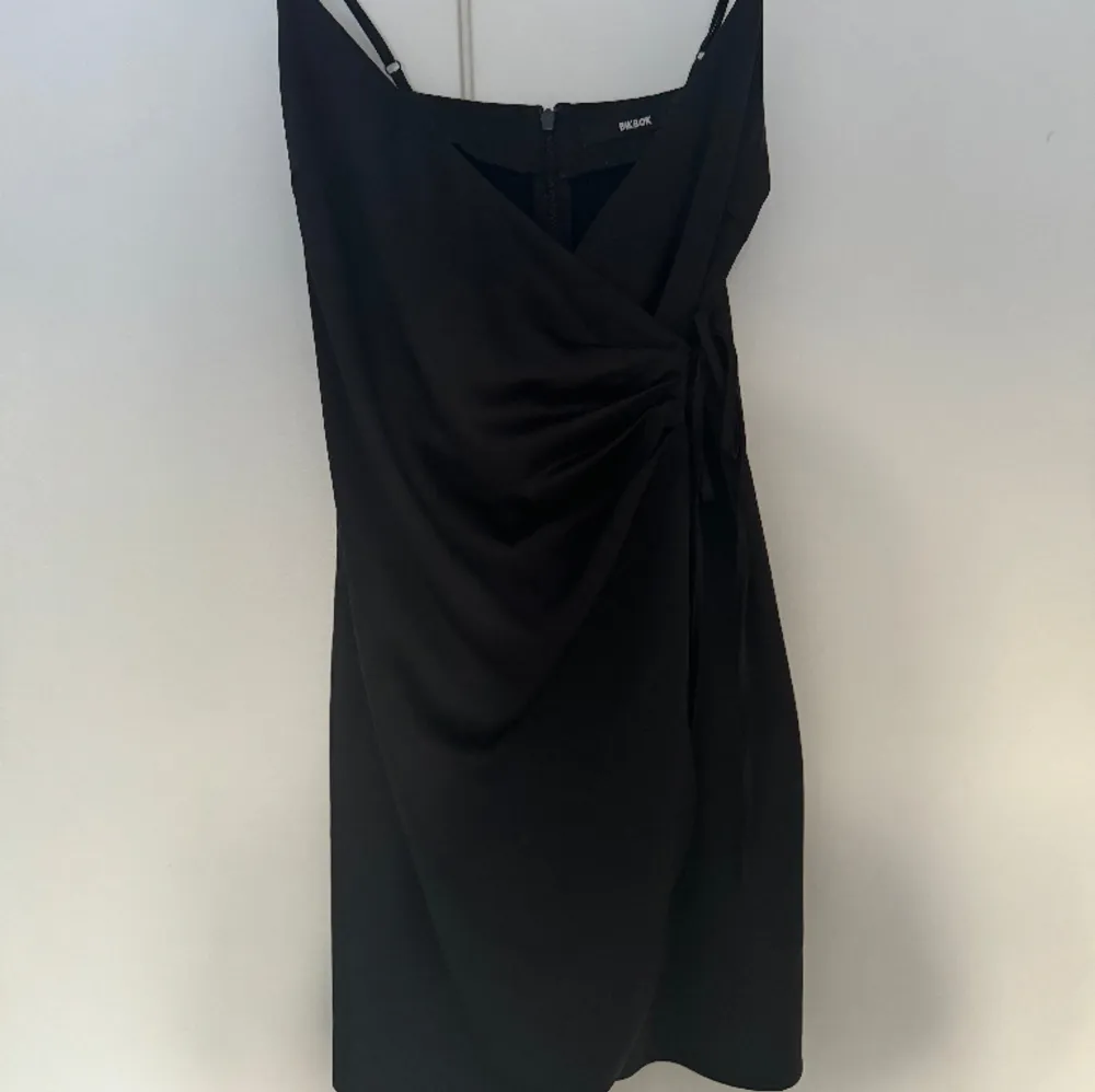 Kort svart klänning från bikbok. Använd 1 gång . Klänningar.