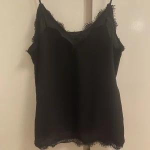Spetslinne - Säljer detta supersnygga spetslinne ifrån zara i storlek xs men passar även s! Inga fläckar eller defekter och i mycket bra skick