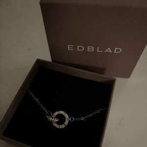 Säljer mitt jättefina halsband från Edblad pga jag håller på och byta till silver 🩷. Nypris 449kr, säljer för 300kr. 