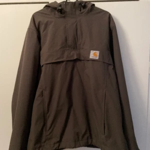 Carhartt vinter jacka storlek M - En carhartt vinter jacka i storlek M. Skick 8/10 bara att höra av sig vid frågor. Går ner i pris vid snabb affär.