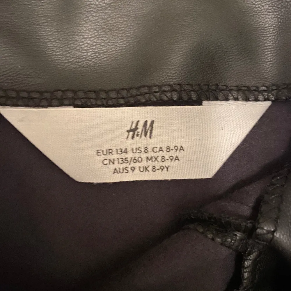 En gullig svart skinnkjol från H&M i storlek 134. (Det är inte äkta skinn). Säljer eftersom den är för liten för mig. . Kjolar.