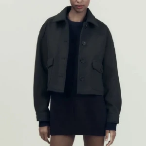 Zara Kappa  - Säljer denna kappan från zara som nästan aldrig är andvänd. Den är mörkgrön och ganska så kort, säljer pågrund av att jag inte längre andvänder den. Inga definitioner, nypris var 500kr och går längre inte att köpa, därefter pris💗