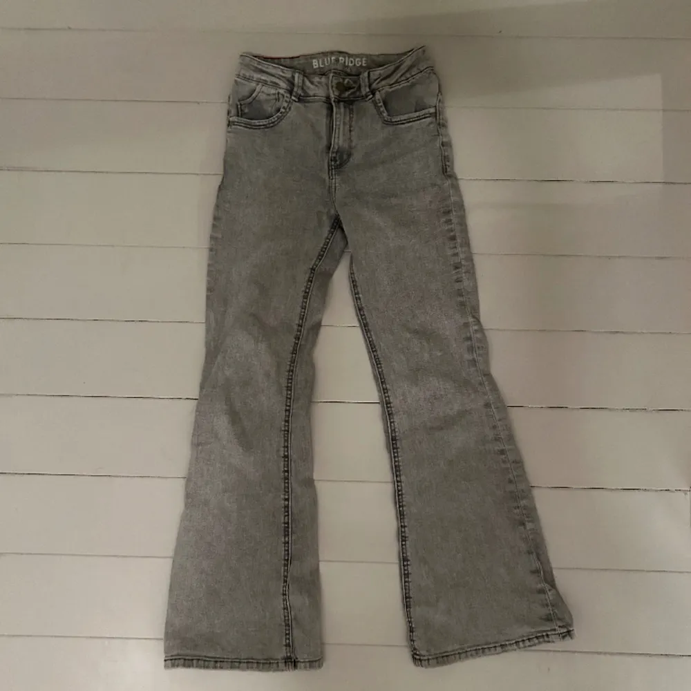 Ett par jättesnygga gråa bootcut jeans i storlek 146! De är sköna och har även bra kvalitet. Säljer eftersom de är för små för mig. . Jeans & Byxor.
