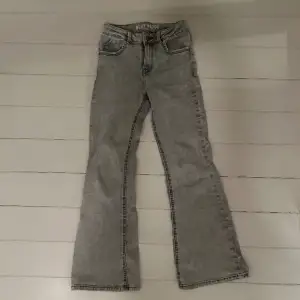 Ett par jättesnygga gråa bootcut jeans i storlek 146! De är sköna och har även bra kvalitet. Säljer eftersom de är för små för mig. 