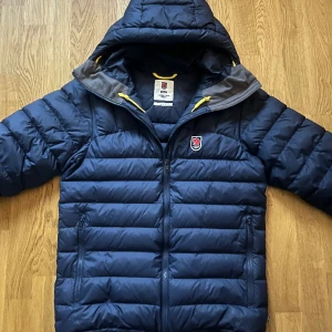 Fjällräven jacka - Fjällräven jacka i bra skicka inga defekter köpt för ca 4000 perfekt nu till hösten och vintern