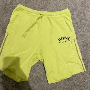 Hugo boss shorts  Storlek: M  Skick: 8/10 har en liten fläck men syns knappast  Nypris: ca 800 kr 