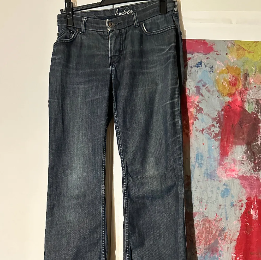 Lågmidajde jeans passar för storlek 34 men skulle kunna säga att 36 hade också suttit bra🌟🌟. Jeans & Byxor.