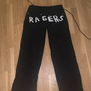 TRAVIS SCOTT jeans (inspirerande) - Säljer dessa självgjorda jeans! Dessa jeans är för snygga för inte ha en ny ägare! Köptes för 299kr på Boohoo. Om du vill känna dig unika är dessa jeans något för dig❤️ Hör av dig vid intresse. Köparen står för frakt. Betalning via plick 💕