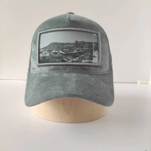 Monaco, Yatch Club - Helt ny keps från Silouette. De är ett nytt varumärke, det är verkligen super fina kepsar för ett sådan litet företag. Frakt tillkommer. 