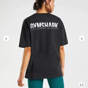 Säljer denna gymshark oversized t shirt då den inte används, skit snygg å är så skön till träning. Storleken är xs men är så pass oversized att den passar upp till m 