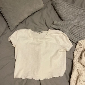 Vit topp - Bra skick, volangdetalj längs ner