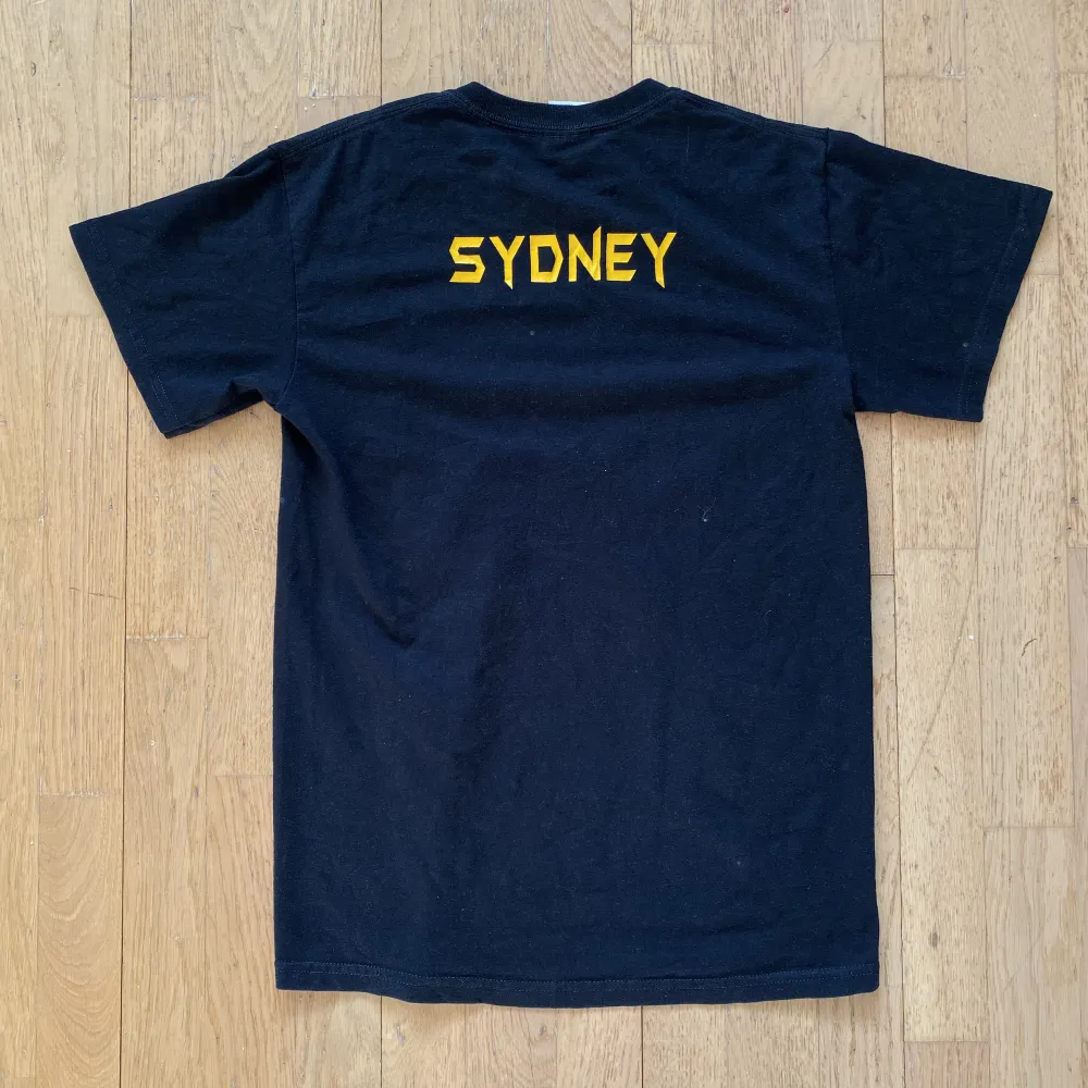 Snygg vintage tshirt med tryck! Trycket har spruckit lite på H:et (se bild 3) men är annars i toppenskick!🌟. T-shirts.