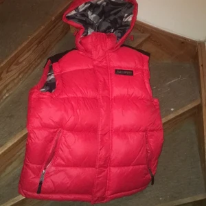 Plein Sport Väst - Röd Plein sport väst använd väldigt få gånger. Helt i ny skick