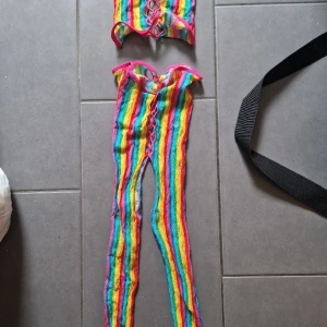 Regnbågs fishnet set - Använd några gånger under pride kolla bild 2 för att se hur den ser ut på No size  Går och använda båda som överdel/underdel