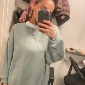 Acne tröja  - Acne tröja oversize modell. Jag är normalt en storlek 34/36 ( finns en liten 