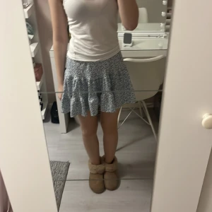 Blå fjol med blommor - Ljusblå tjol med blommor från lager 157 storlek 160. Skriv för fler bilder🩵