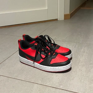 Nike skor - Snygga Nike skor som tyvärr är för stora.  Använda 1-2 gånger så därför i väldigt bra skick. Pris kan diskuteras.