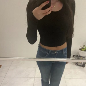 Svart tröja med öppen rygg - En fin svart magtröja som är lite öppen på baksidan. Storlek xs 