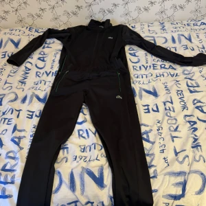 Lacoste tracksuit - Lacoste tracksuit, använd fåtal gånger och i relativt gott skick. Använder den inte längre då den inte passar min klädsmak längre.