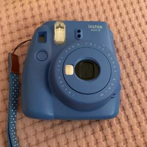 Blå Polaroid kamera som inte kommer till användning längre! Ordinarie pris 900