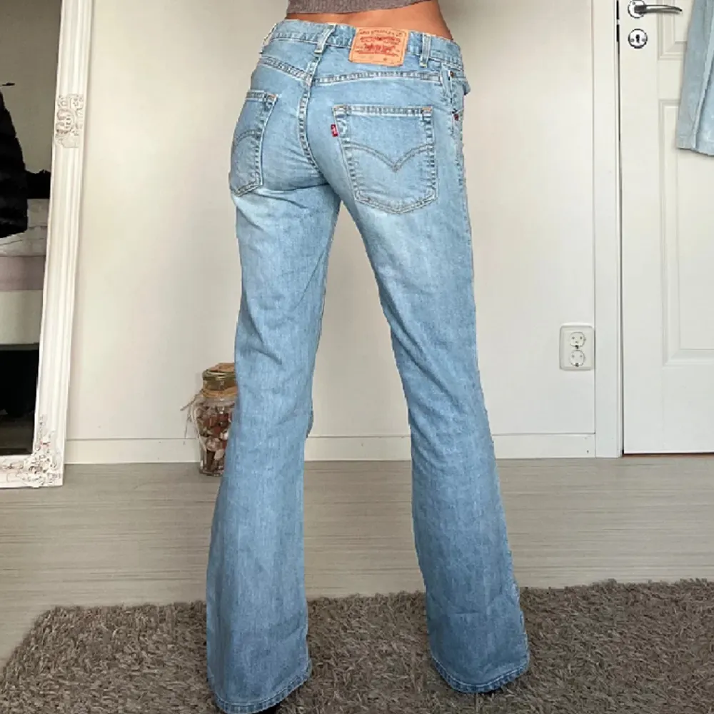 ( lånade bilder från henne jag köpte av ) köpte dessa jeans från Levis av en tjej här på plick men passade tyvärr ej, dom är mellan low och midwaist och är i storlek W26L34 men dom är dock kortare än vad L34 brukar vara ( innerbenslängd 75 cm )❤️❤️. Jeans & Byxor.