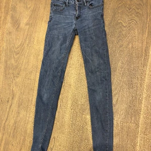 Jeans - Sparsamt använda jeans från Lindex. Modell slim.