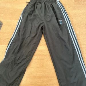 Retro adidas byxor - Bra skick inga defekter funkar från Xs- M