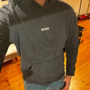 Boss hoodie - En stilren mörkblå Hugo Boss hoodie  Köpt på Macy’s i San Francisco 2021 för 1700kr  Orginal boss påse följer med   Använd men i gott skick 