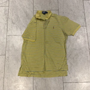 Ralph Lauren pike - Säljer en ralph lauren pike i gott skick, storlek M. Perfek inför sommaren!