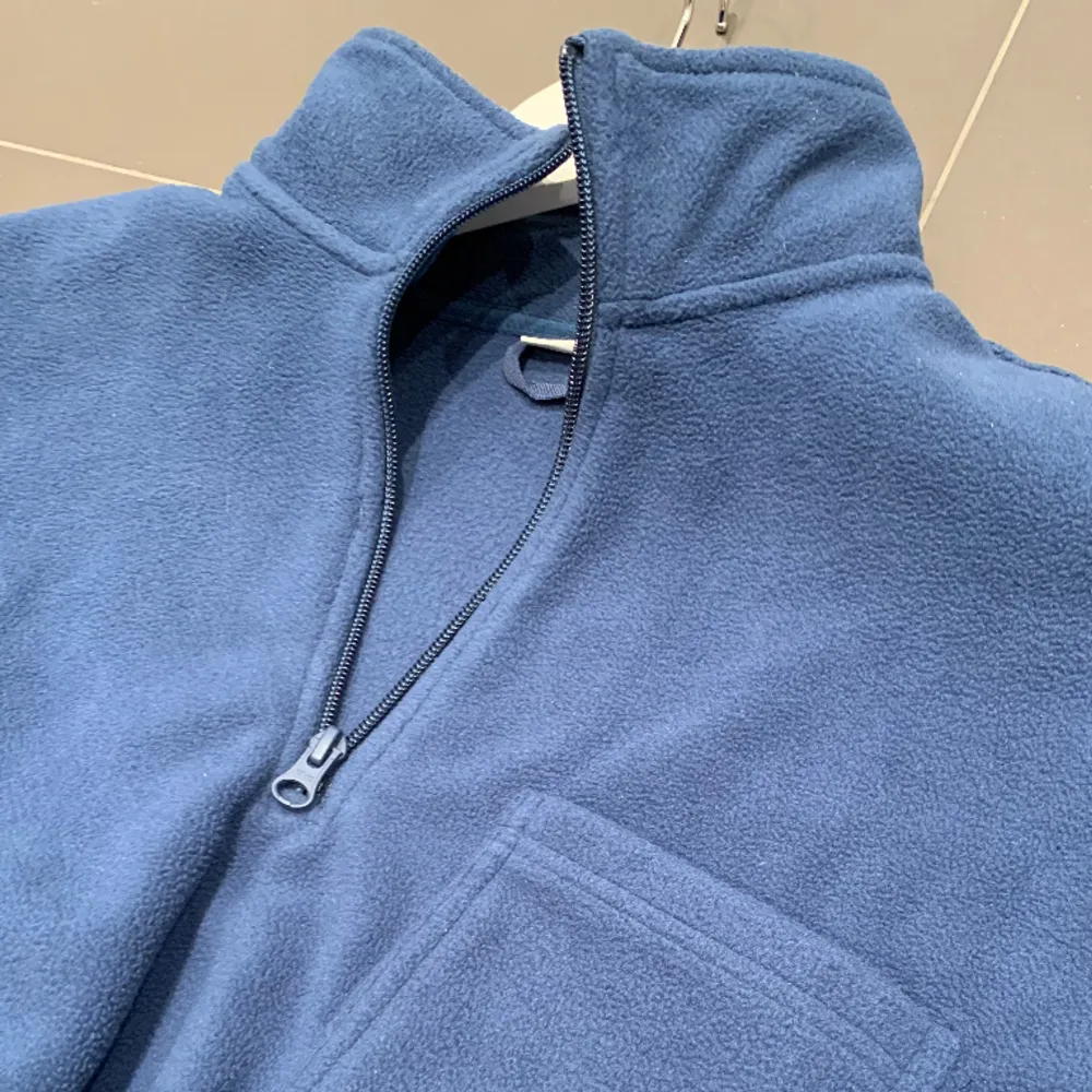 Mörkblå Half zip fleece tröja  Väldigt bra skick knappt använd. Hoodies.