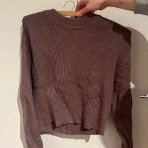 Stickad tröja - Väl använd, är lite cropped 