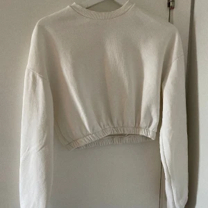 Croppad mjuk tröja - Långärmad, croppad mjukiströja, fint skick! Från Nelly 