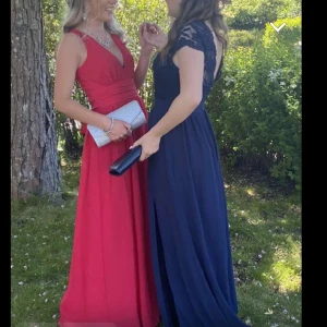 Balklänning, marinblå💙 - Säljer min fina klänning balklänning i färgen marinblå, använt 1 gång, jätte bra skick!! Den har öppen rygg med spets dejaljer och även en slits fram till💙