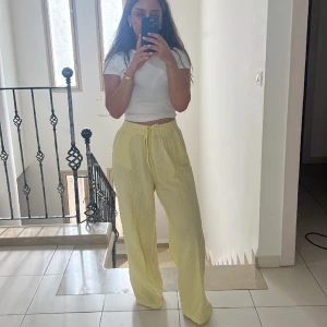 Gula linnebyxor från Gina Tricot  - Väldigt luftiga och sköna använt fåtal gånger. Oversize fit 