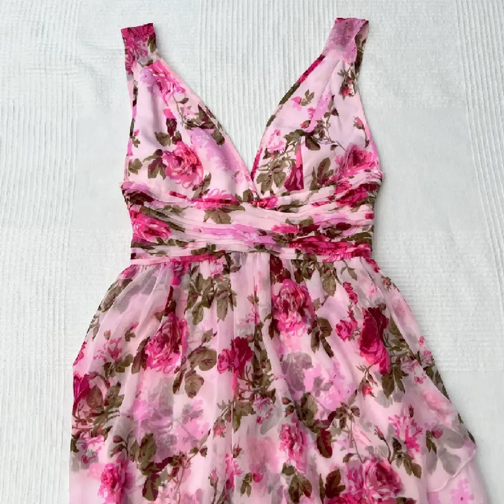 Bought on Plick, pictures from seller. Dream dress but a little big on the chest area. It says it’s an M, fits more like a S. XS can fit depending on your chest size. (Girl in picture is not me) . Klänningar.