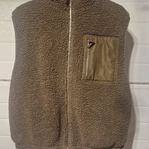 Teddy väst - Fin teddy väst köpt ifrån ASOS för två år sen, använd fåtal gånger o i ny skick.skriv för bättre bilder!!