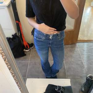 Ett par as snygga jeans från H&M🙌 Jättesköna och sitter bra. Superskick! Använda fåtal gånger💗 Strl 170, passar bra på mig som är cirka 1,60💘