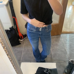 Low waist bootcut jeans - Ett par as snygga jeans från H&M🙌 Jättesköna och sitter bra. Superskick! Använda fåtal gånger💗 Strl 170, passar bra på mig som är cirka 1,60💘