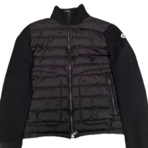 Moncler cardigan - Tjena. Säljer denhär feta jackan då den kommer lite till användning. Inga större defekter bara tagen i kragen som är lös på ena sidan. Kvitto finns! Storlek S