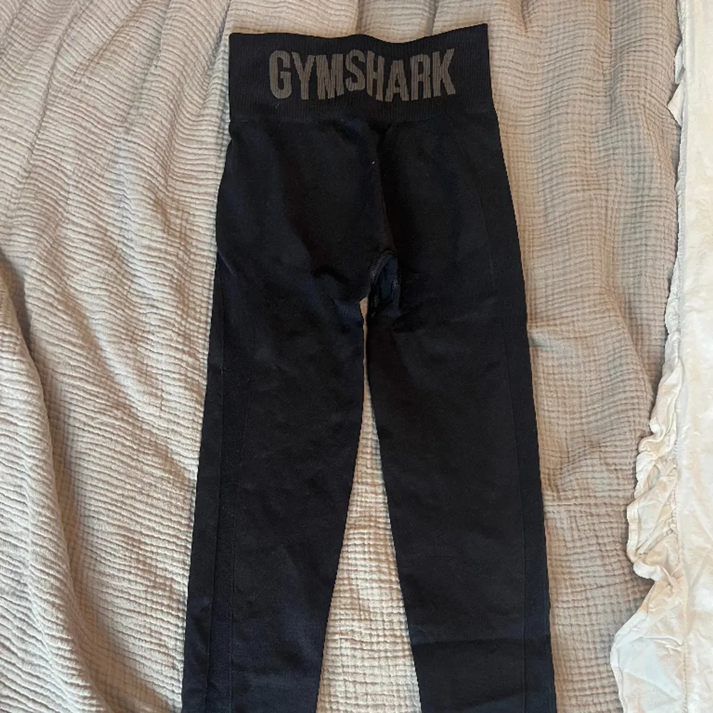 Svarta träningstights från gymshark i storlek xs, säljer för 170kr.. Jeans & Byxor.