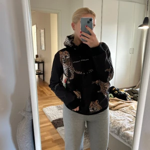 Criminal Damage Hoodie - En hoodie från märket Criminal Damage med massa tigrar på. Väldigt cool men kommer ej till användning hos mig