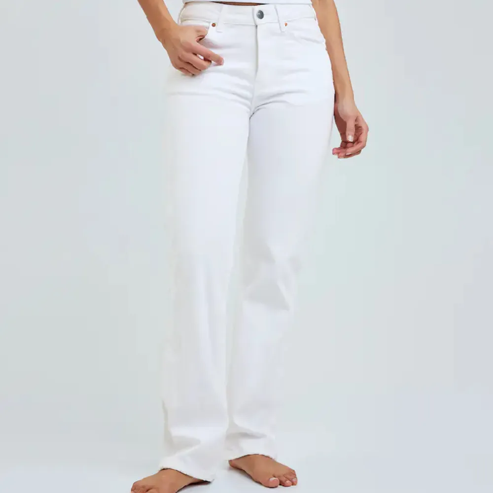 Dessa jeans är från bikbok (LOW STRAIGHT WHITE JEANS) och har inga defekter💗  storlek: W:26 L:32 Säljer pga att de inte kommer till användning💗 Orginalpris:699kr. Jeans & Byxor.