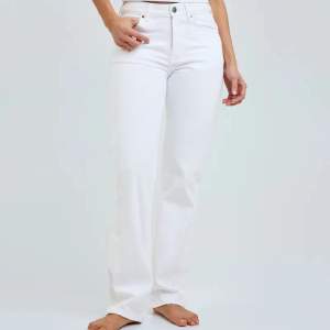 Dessa jeans är från bikbok (LOW STRAIGHT WHITE JEANS) och har inga defekter💗  storlek: W:26 L:32 Säljer pga att de inte kommer till användning💗 Orginalpris:699kr