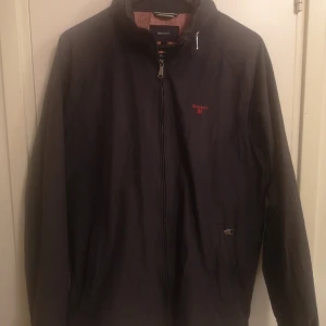 Gant - Märke: Gant Typ: Höst/vår jacka Skick: nyskick enligt bilder Storlek: L