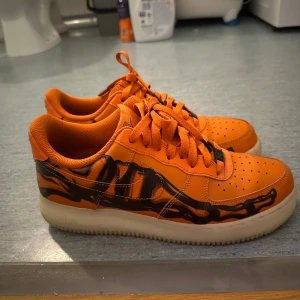 Nike air Force orange skeleton  - Cond 9/10 Köpta för 2 år sen men har ej varit till någon användning. Möts upp i Stockholm,Pris går att diskutera 